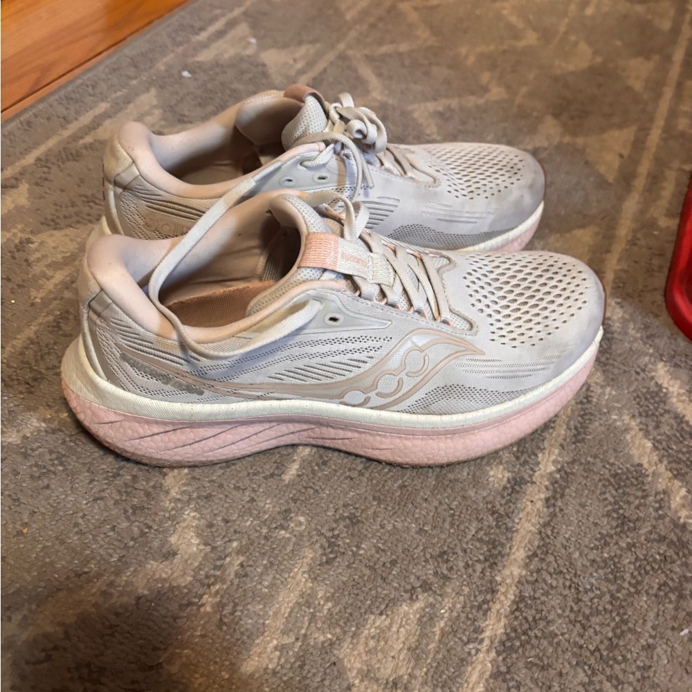 Saucony Women's Light Gray and Soft Pink Athletic Shoes